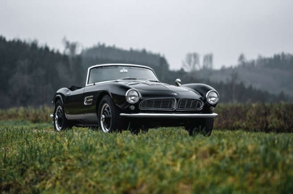  1,75-2 милиона евро

Този красавец е бил изложен в Мюнхен в BMW Pavillon, когато е бил нов и боядисан Altelfenbein (стара слонова кост). После е бил изпратен в Хавана, Куба (7 юни 1958 година). Връща се в средата на 80-те години, където претърпява 6 години реставрация срещу куп пари. Днес той е оборудван с V8 двигател, но оригиналният му мотор е включен в разпродажбата, както и твърд покрив.